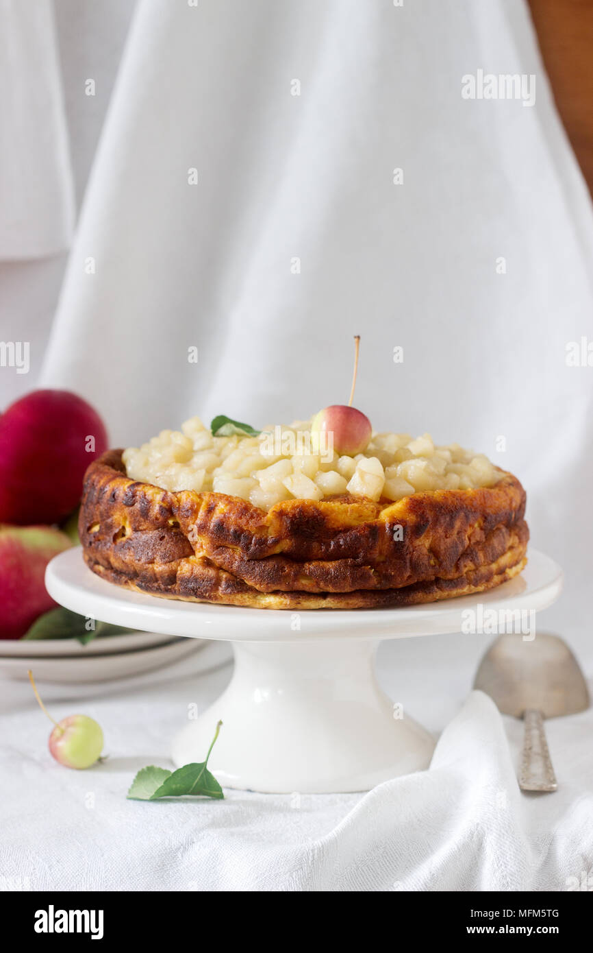 Cheesecake ou cassolette de fromage blanc aux pommes, servi avec sauce aux pommes compote. De style rustique, selective focus. Banque D'Images