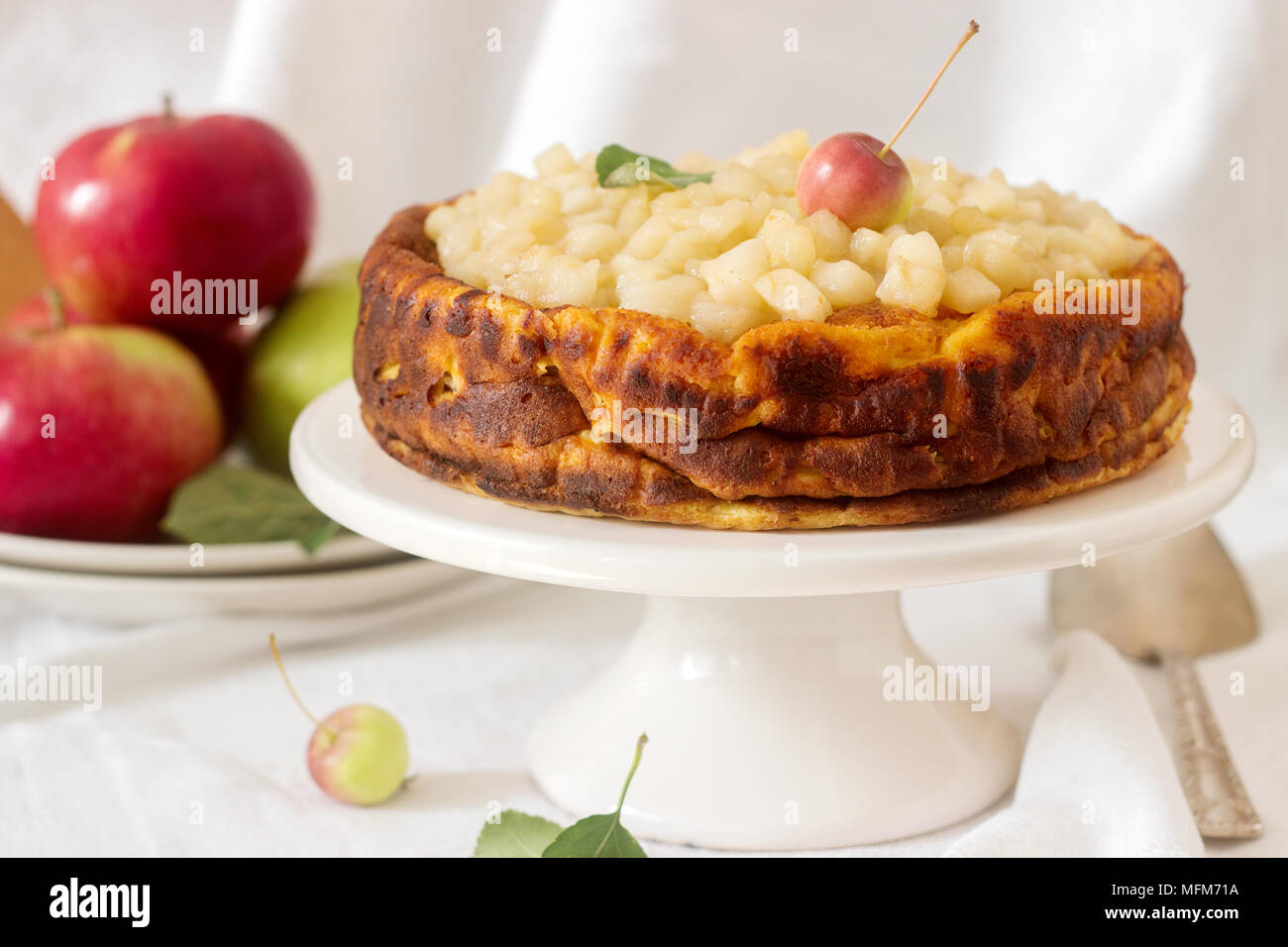 Cheesecake ou cassolette de fromage blanc aux pommes, servi avec sauce aux pommes compote. De style rustique, selective focus. Banque D'Images