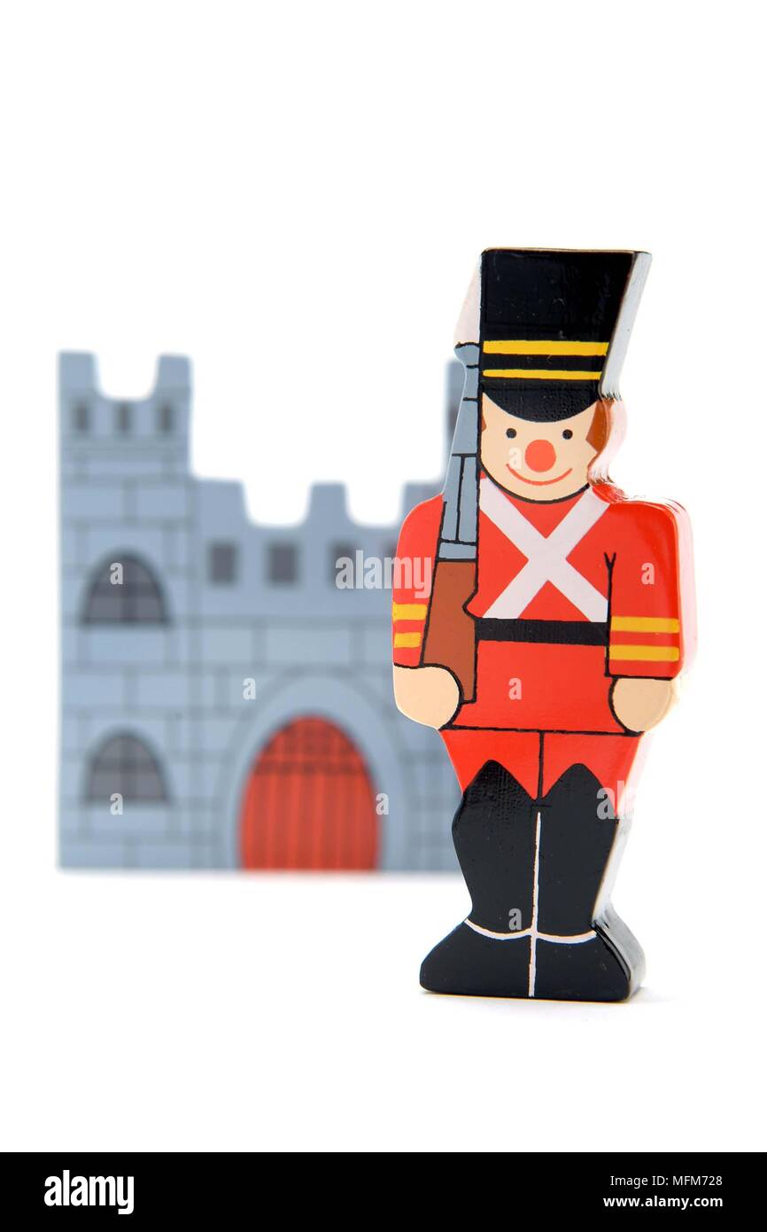 Un jouet traditionnel en bois peint de couleurs vives, d'une figure simpliste d'un soldat sur la garde à l'extérieur d'un château Bandphoto / crédit obligatoire : Hotshoe/P Banque D'Images