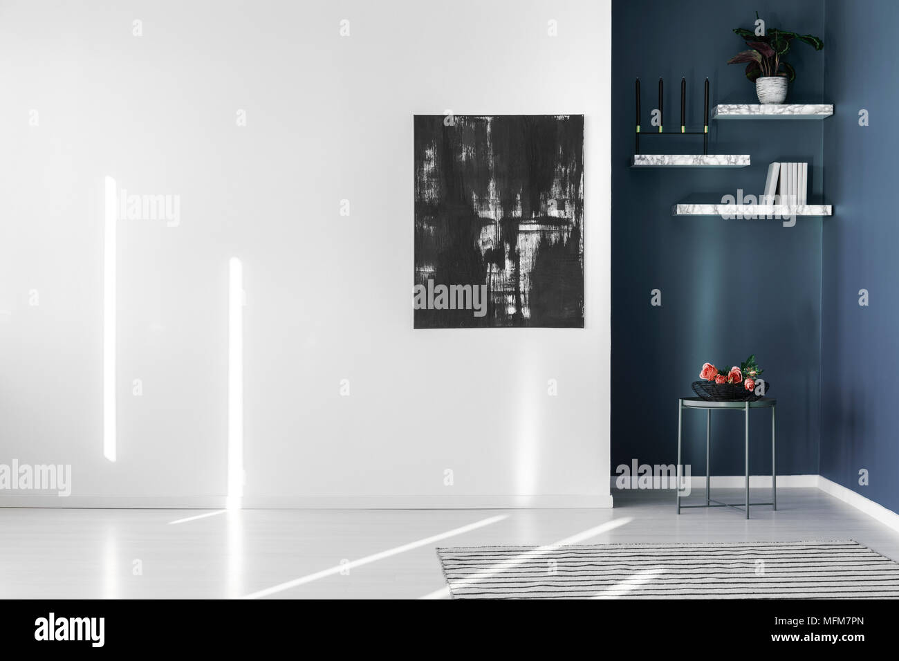 La Peinture Abstraite Noir Sur Un Mur Blanc Vide Et En Etageres Dans Un Coin D Un Appartement Contemporain Et Minimaliste Interieur Photo Stock Alamy