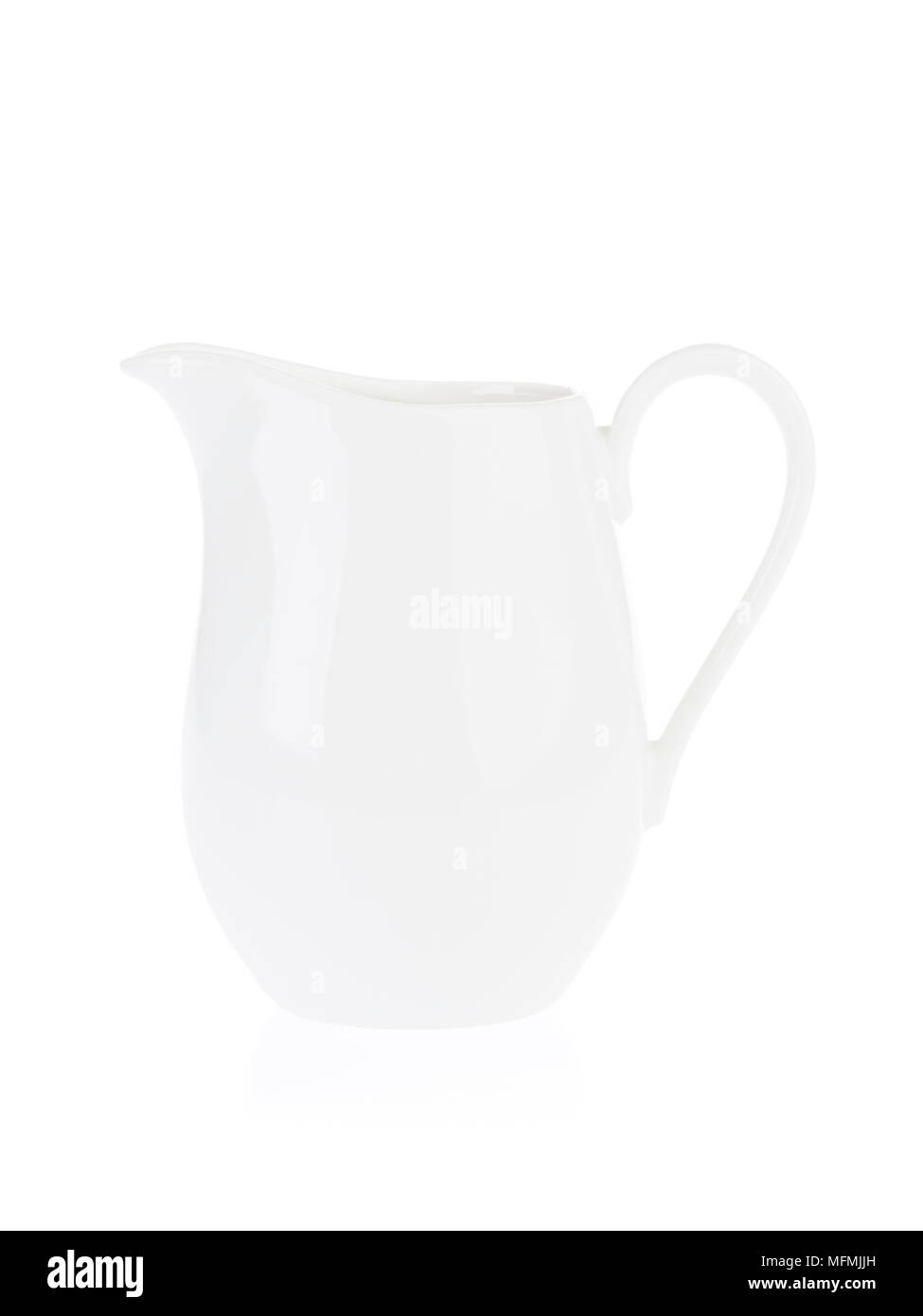 Crème en porcelaine blanche pitcher isolé sur fond blanc Banque D'Images