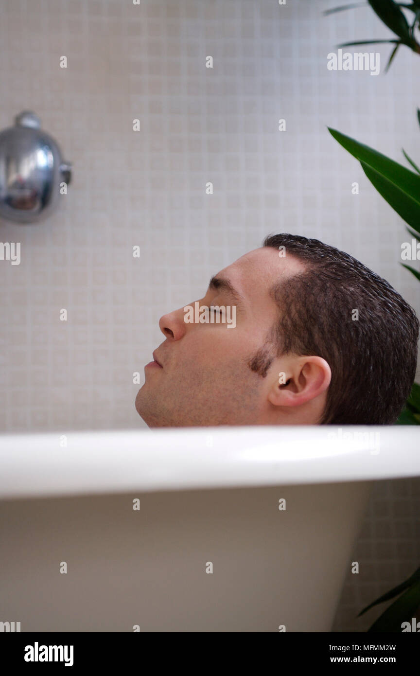 Close-up d'un jeune homme dormir dans une baignoire Ref : CRB412 10004 087  crédit obligatoire : Gianni Diliberto/sem - Allemand Photo Stock - Alamy