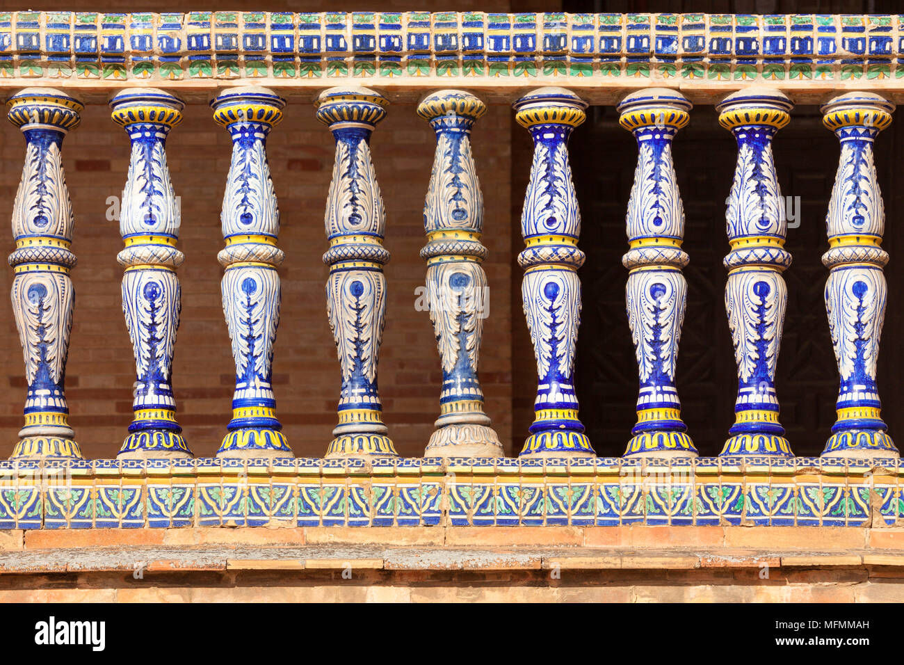 Céramique ornée de colonnes balcon rail à Plaza de Espana Banque D'Images