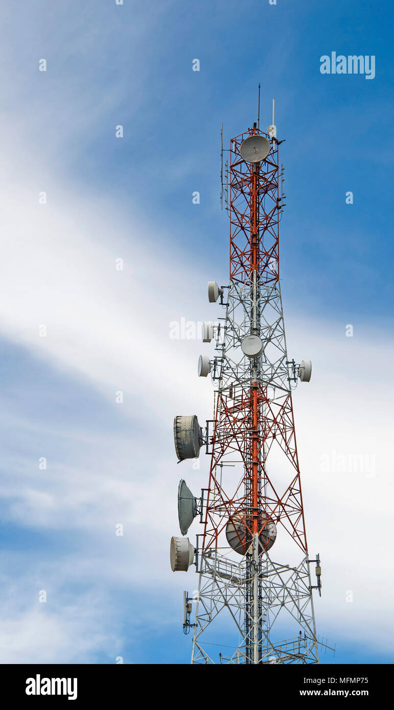 La tour de télécommunications antennes TV mât la technologie sans fil avec ciel bleu Banque D'Images