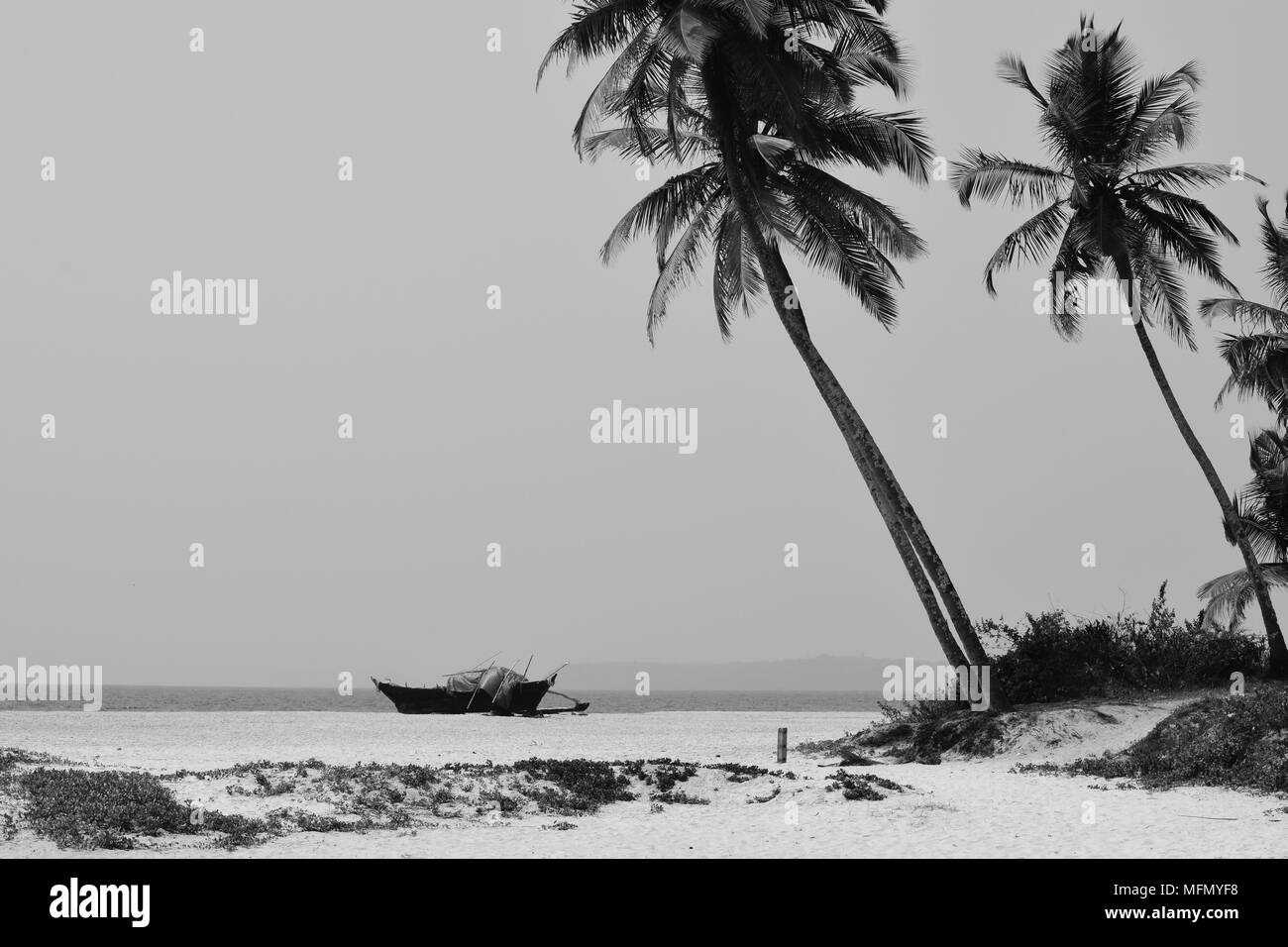 Une vue de Arossim beach en noir et blanc, Goa, Inde. Banque D'Images