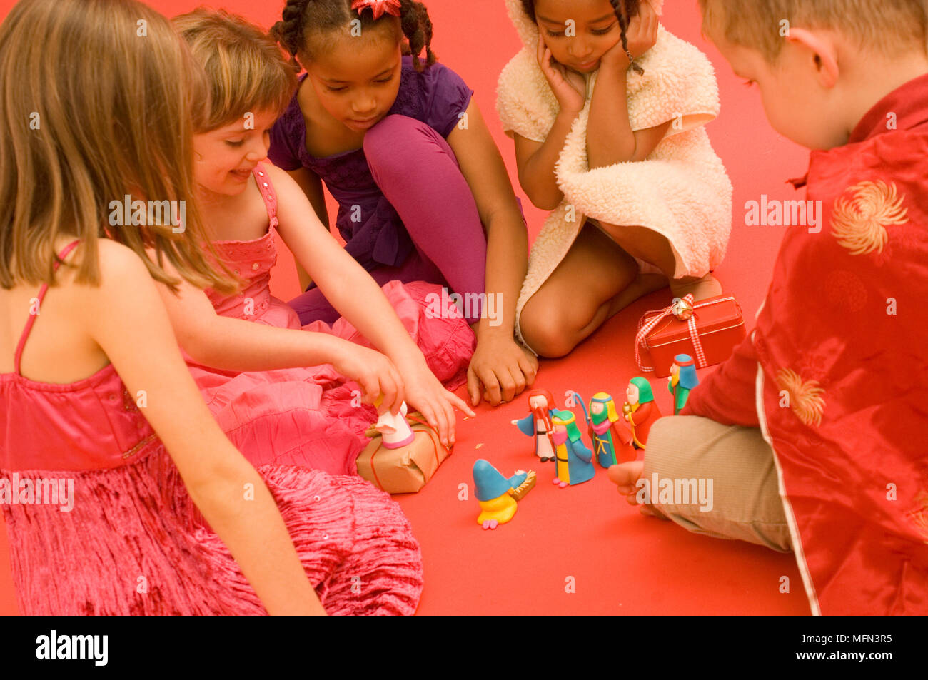 Close-up d'un garçon et quatre filles jouant avec des jouets Ref : crédit obligatoire : Banque D'Images