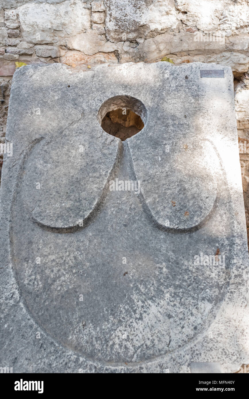 Les latrines ou les toilettes publiques dans le château de Saint Pierre ou le château de Bodrum, Turquie. Banque D'Images