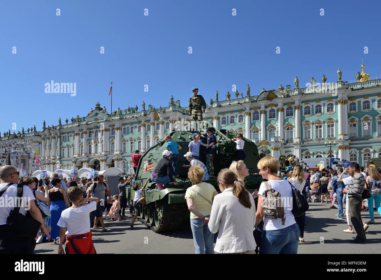 L'installation de l'artillerie automoteur MSTA-s sur la Place du Palais, Saint-Pétersbourg, Russie le séjour consacré à la fin de la Seconde Guerre mondiale II Banque D'Images