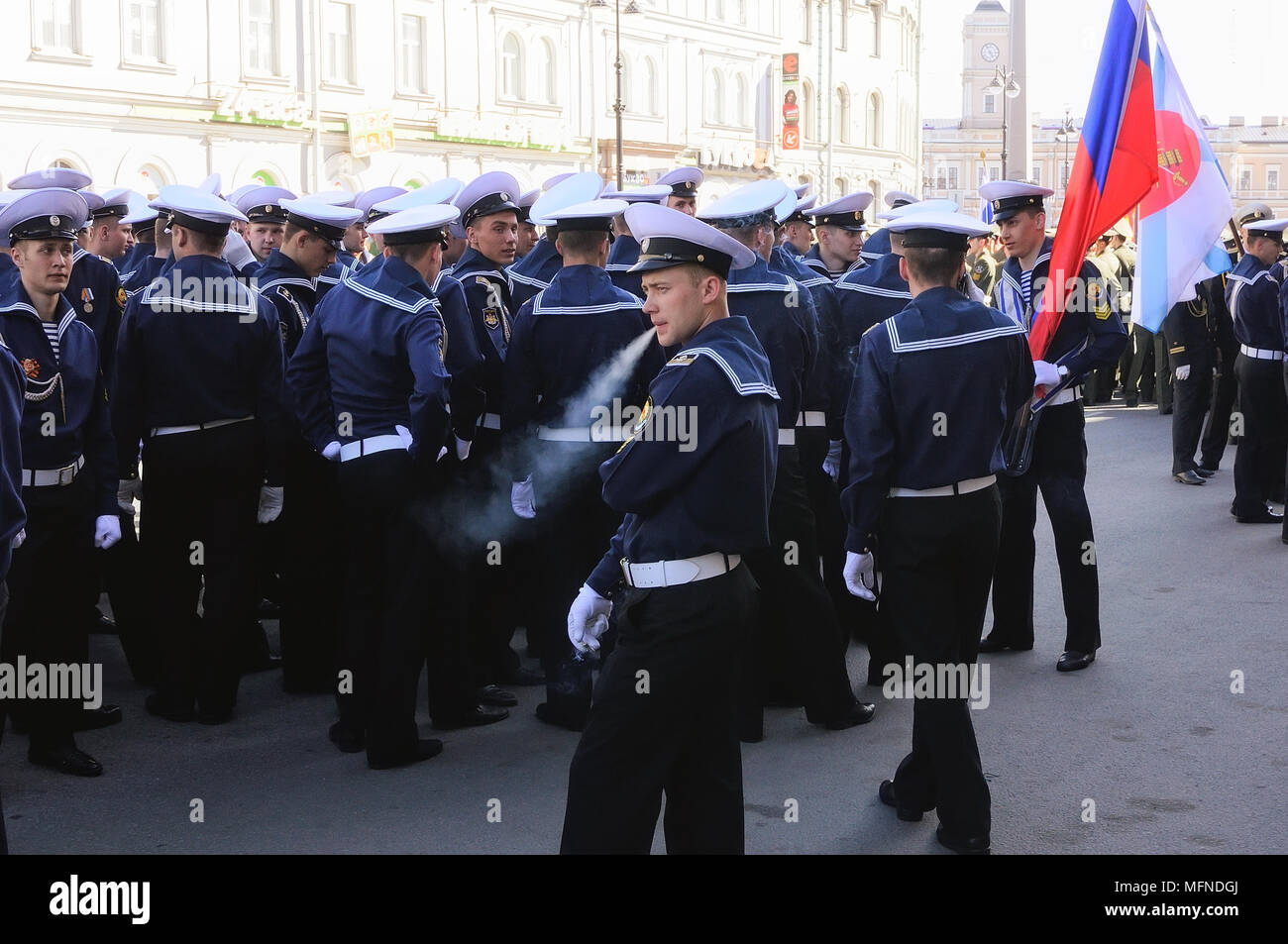 Les Cadets de l'École navale en attendant le début de la procession dédiée à la Russie, le jour de la Victoire Banque D'Images