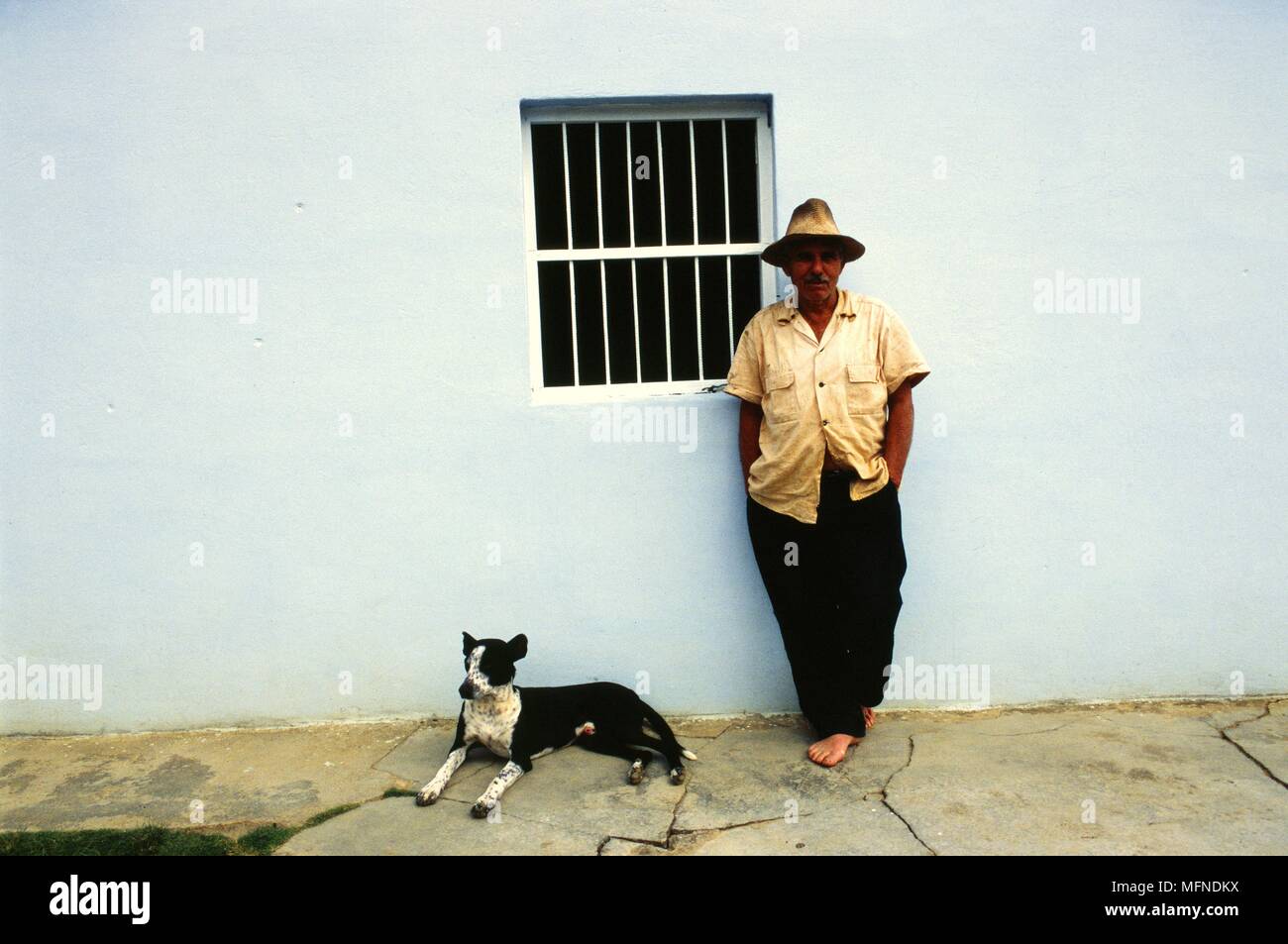 Ramon Izquierdo, 73 ans, pose dans l'avant de sa maison à Vinales. Sa famille est l'une des cinq familles de sports aquatiques sur l'île. Ceux Banque D'Images