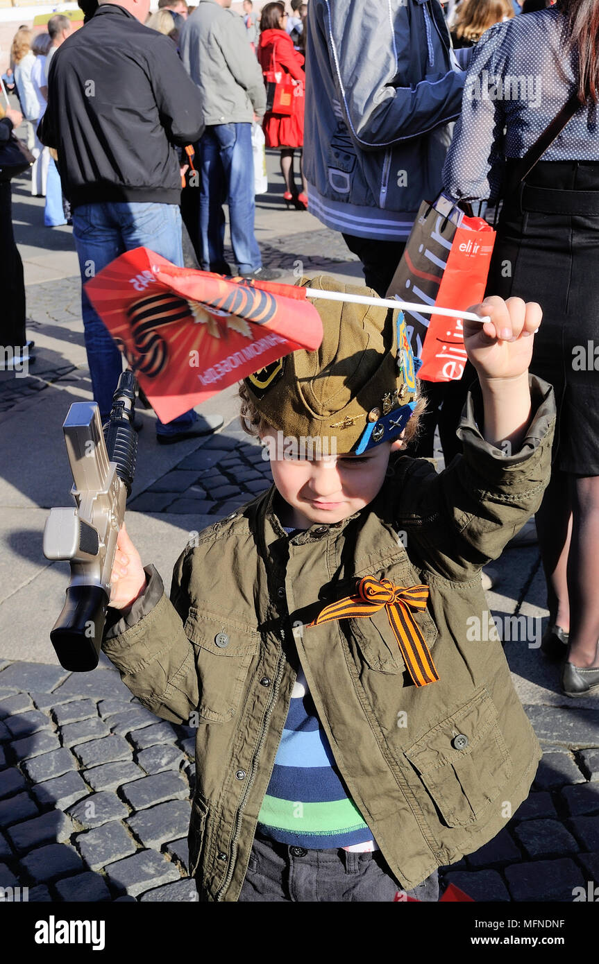Un garçon dans un bouchon du pilote, avec un drapeau et un jouet sur la victoire de la journée, la Russie Banque D'Images
