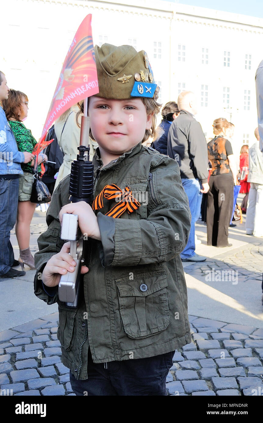 Un garçon inforage-cap , avec un drapeau et un jouet sur la victoire de la journée, la Russie Banque D'Images