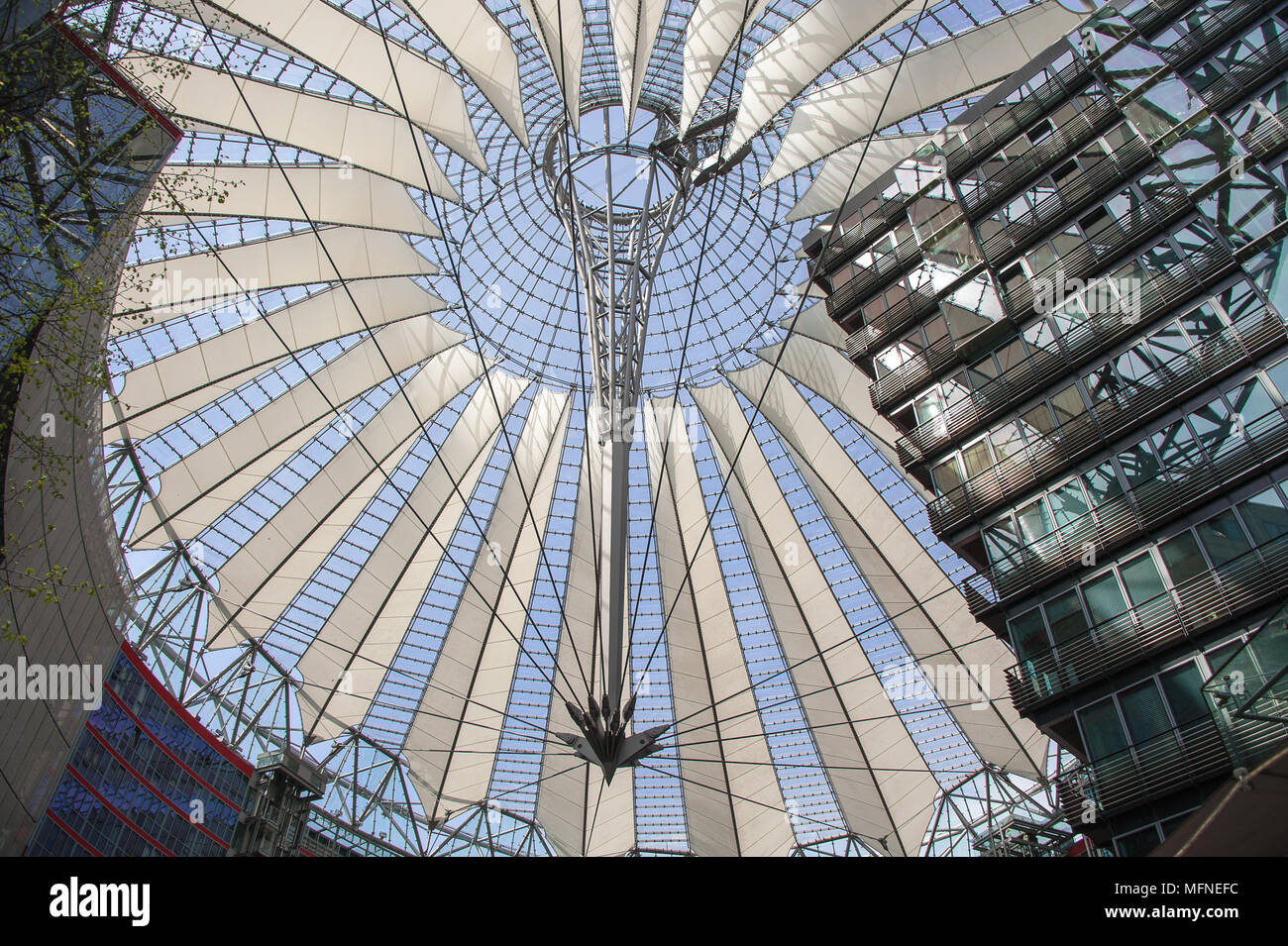 Toit spectaculaire du Sony Center de la Potsdamer Platz. Construction moderne de verre, d'acier et du textile voiles qui sont illuminés de nuit Banque D'Images