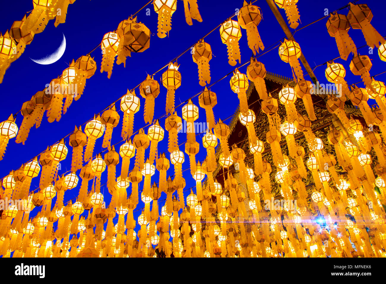 Lanternes traditionnelles du nord de la Thaïlande est éclairée la nuit pendant le festival Loy Krathong Banque D'Images
