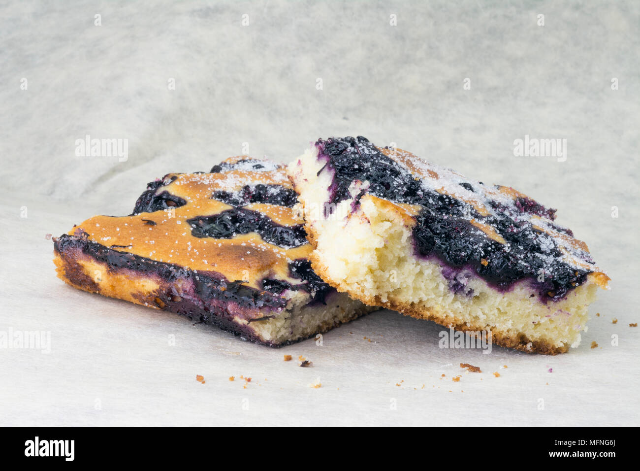 Deux tranches de tarte aux myrtilles finlandaises maison Banque D'Images