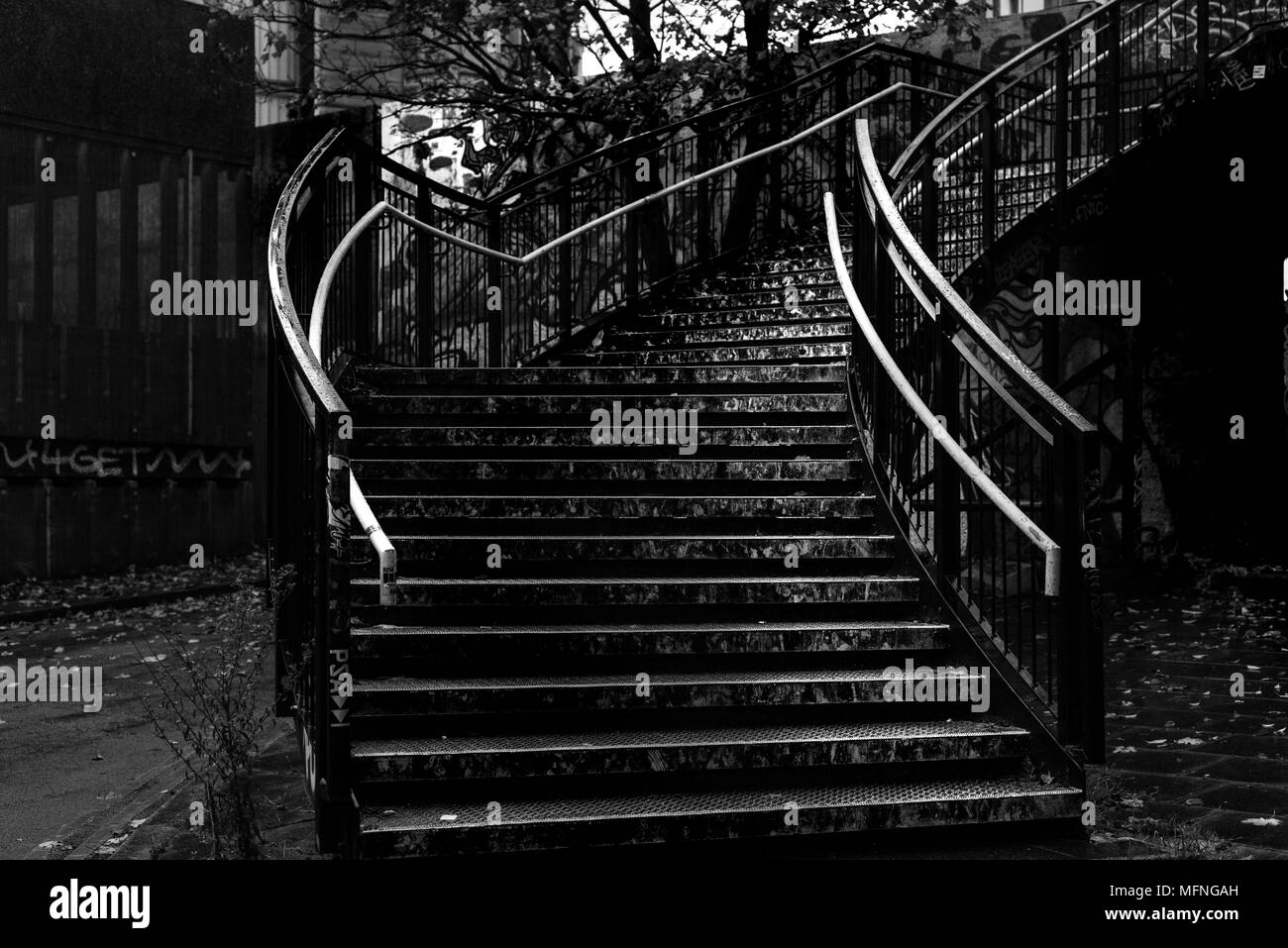 Escalier, scène noir et blanc qui monte Banque D'Images