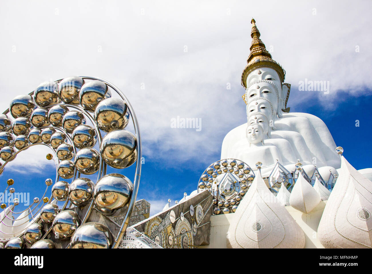 La statue blanche de cinq Bouddha de Wat Pra Kaew Fils Tat, Thaïlande Maison de province, Thailand Banque D'Images