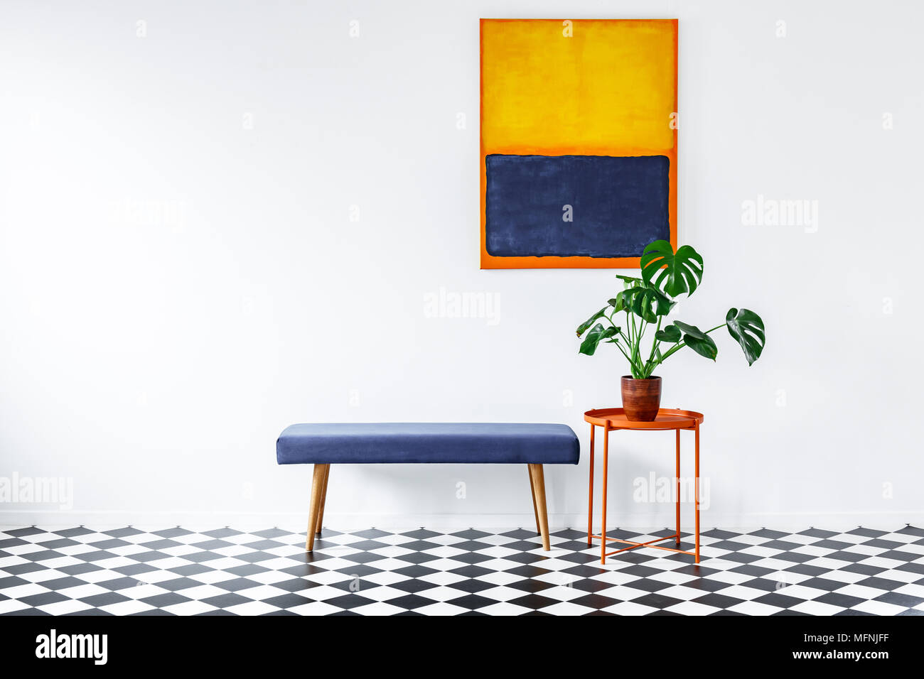 Monstera plante sur une table côté orange dans un style minimaliste, appartement blanc intérieur avec des éléments colorés et gallery Banque D'Images