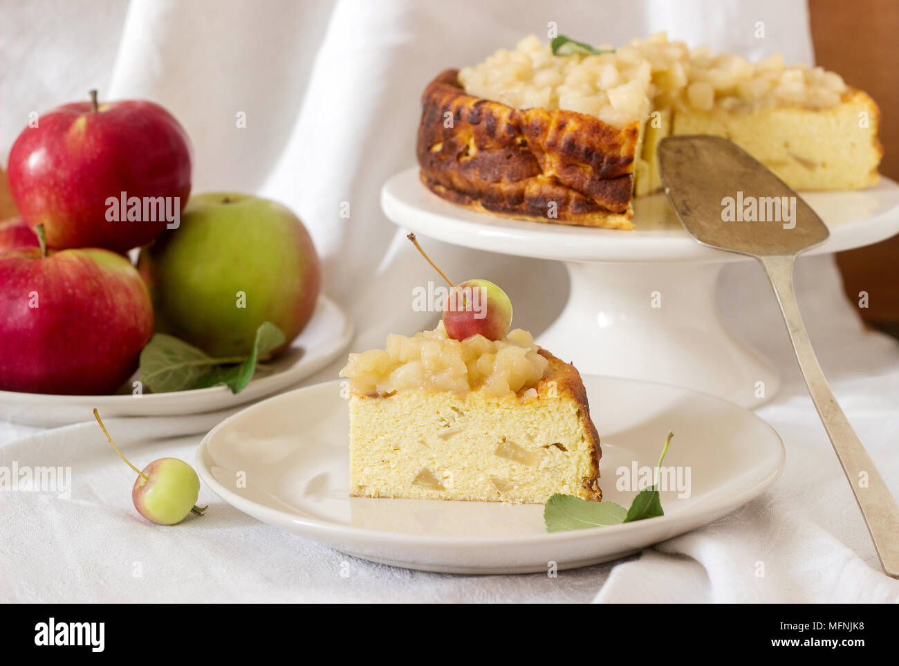 Cheesecake ou cassolette de fromage blanc aux pommes, servi avec sauce aux pommes compote. De style rustique, selective focus. Banque D'Images