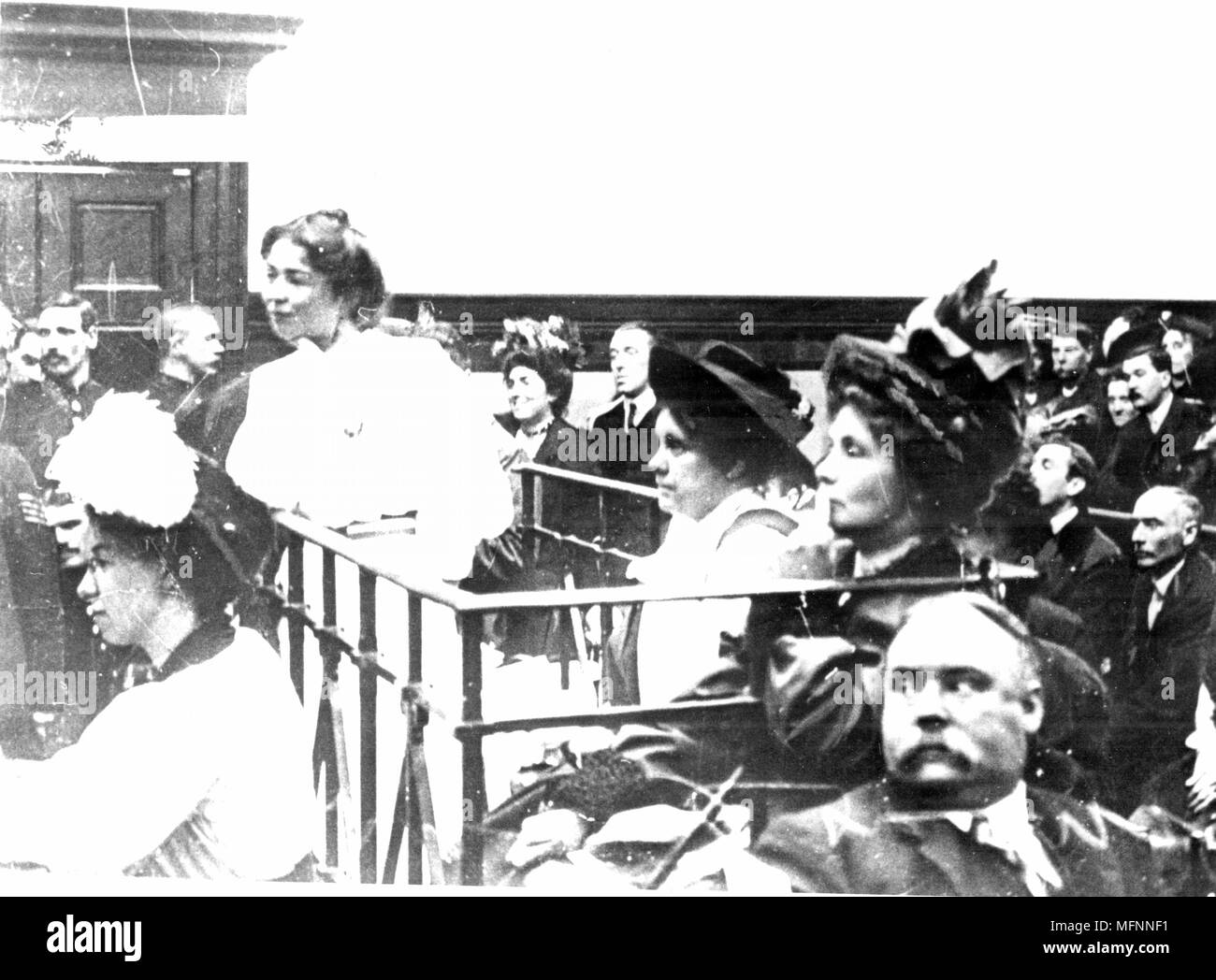Mouvement des suffragettes britanniques. Mme Pankhurst (à droite) Mme Flora Drummond et Cristabel Pankhurst dans le dock accusé de complot, le 14 octobre 1908 lors de la lutte pour le vote des femmes. Photographie. Banque D'Images