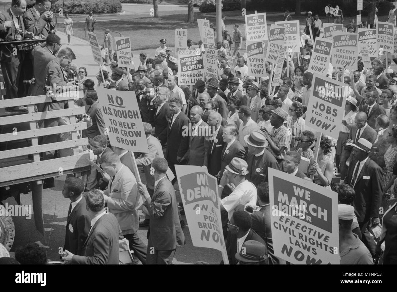 Manifestation à Washington, DC, USA. Les dirigeants des droits civils, y compris Martin Luther King, Jr, entouré par des foules portant des signes. 28 août 1968. Photographe : Warren K Leffler. Banque D'Images