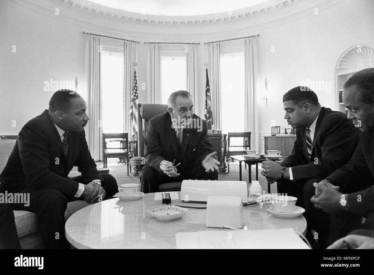Lyndon Baines Johnson (1908-1973) 36e président des États-Unis dans les discussions avec les dirigeants des droits civils à la Maison Blanche, y compris Martin Luther King, Jr (1929-1968), gauche. Banque D'Images