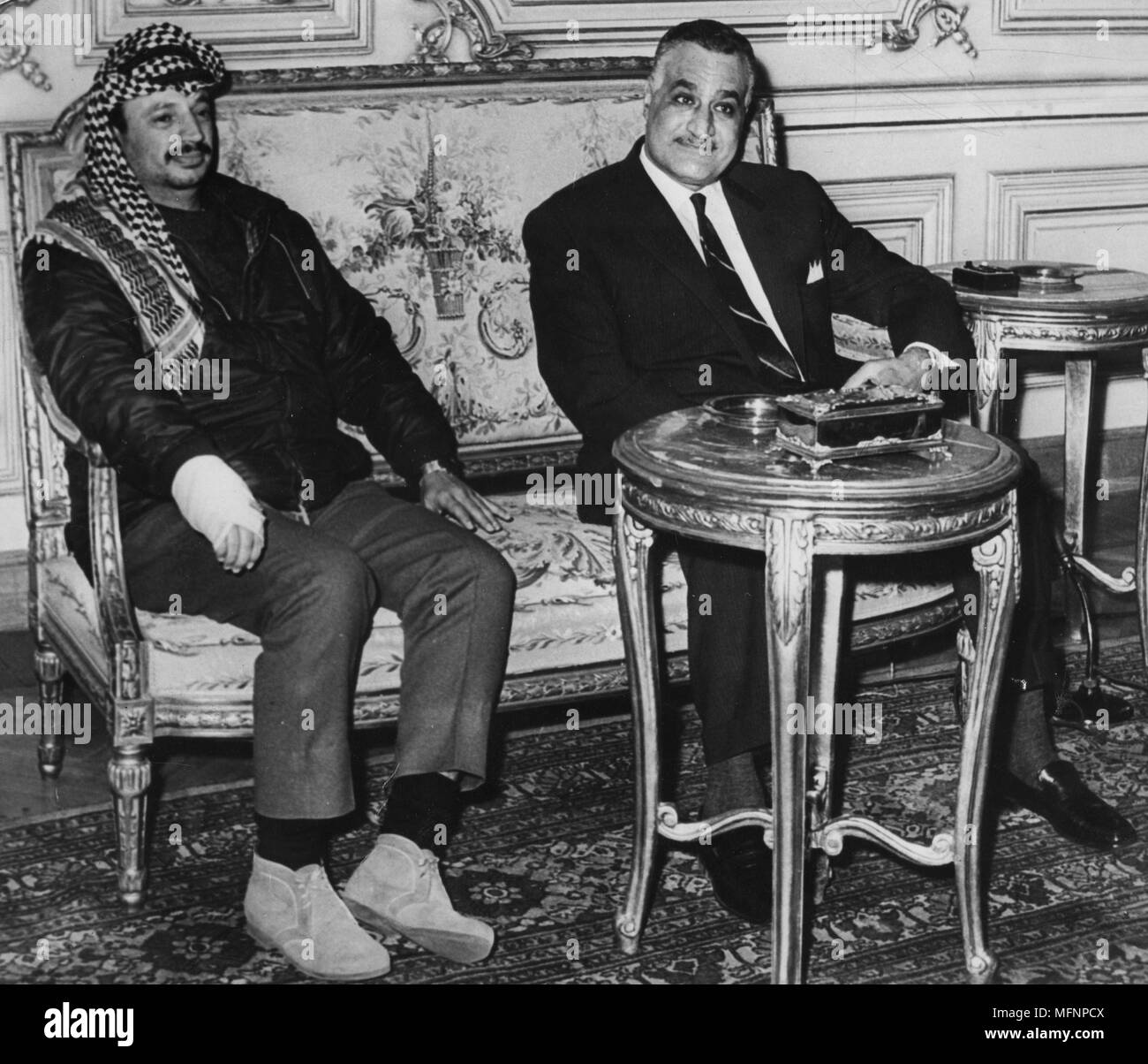 Nasser (exposition Modern Chairs 1918-1970) Président de l'Égypte, avec Yasser Arafat (1929-2004) Président de l'Organisation de libération de la Palestine (OLP) au Caire, en 1969. Banque D'Images