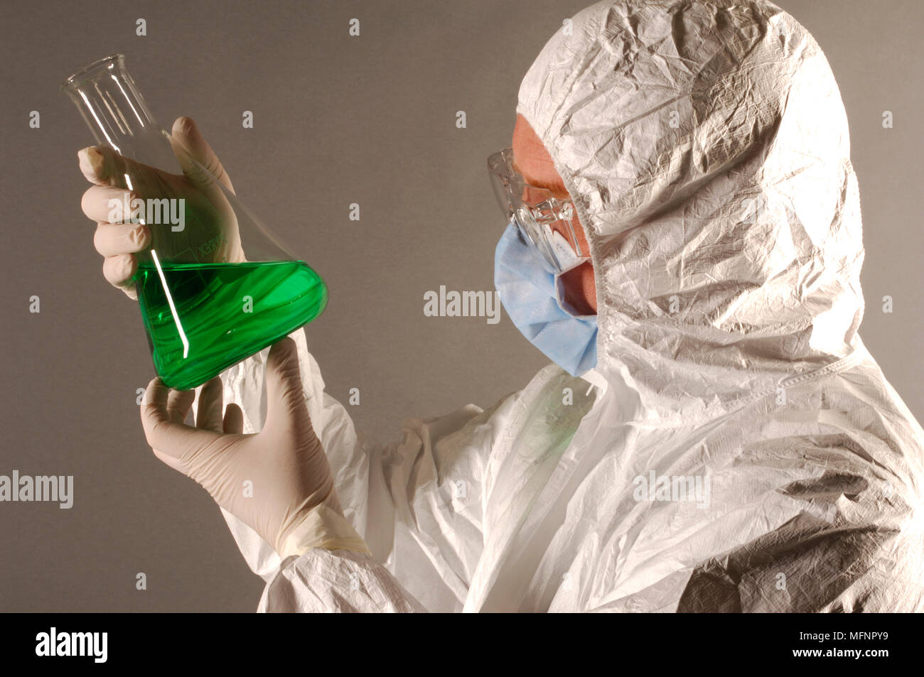 Technician holding déchets biologiques Ref : crédit obligatoire : Banque D'Images