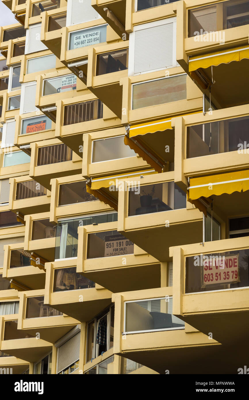 MARBELLA, ESPAGNE - 8 février 2018 : cinq appartements de vacances à acheter (marquée 'se vendôme') par plusieurs courtiers ou agents immobiliers. Banque D'Images