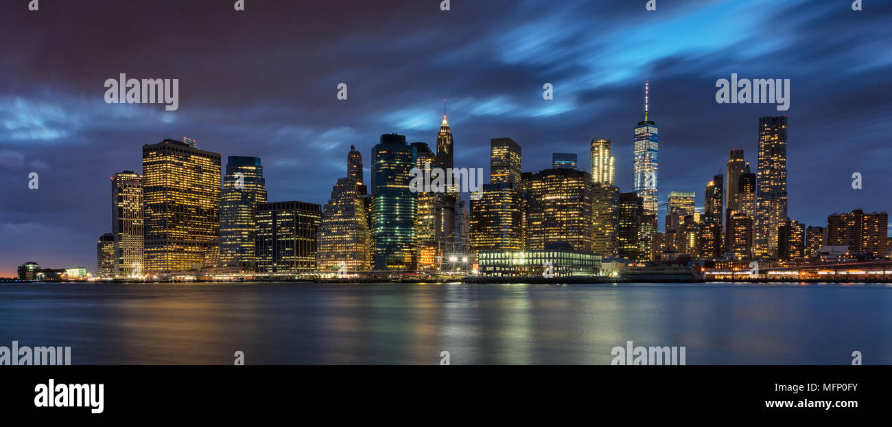 Vue sur les toits de Manhattan à New York aux Etats-Unis au coucher du soleil Banque D'Images