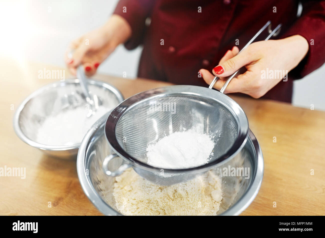 Chef avec la farine dans la pâte à frire ou faire bol Banque D'Images