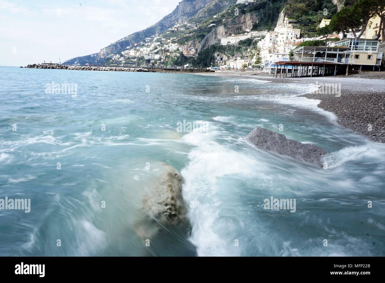 Vagues circulant sur les roches, obtenues à l'aide d'une obturation lente, Amalfi, Côte Amalfitaine, Italie Banque D'Images
