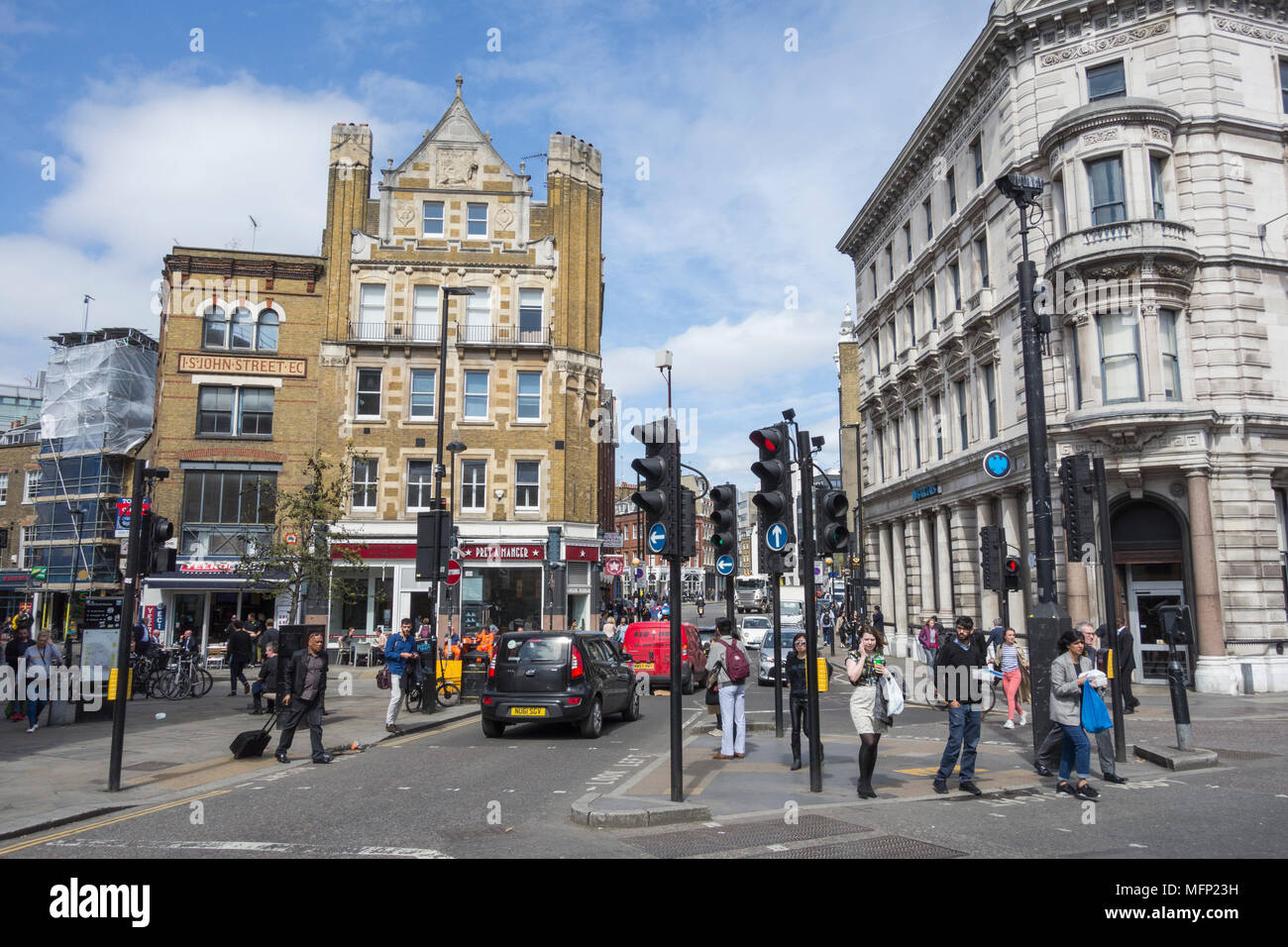 Après un passage pour piétons à Smithfield à la jonction de Chartreuse, Rue Cowcross Street et St John Street, London, UK Banque D'Images
