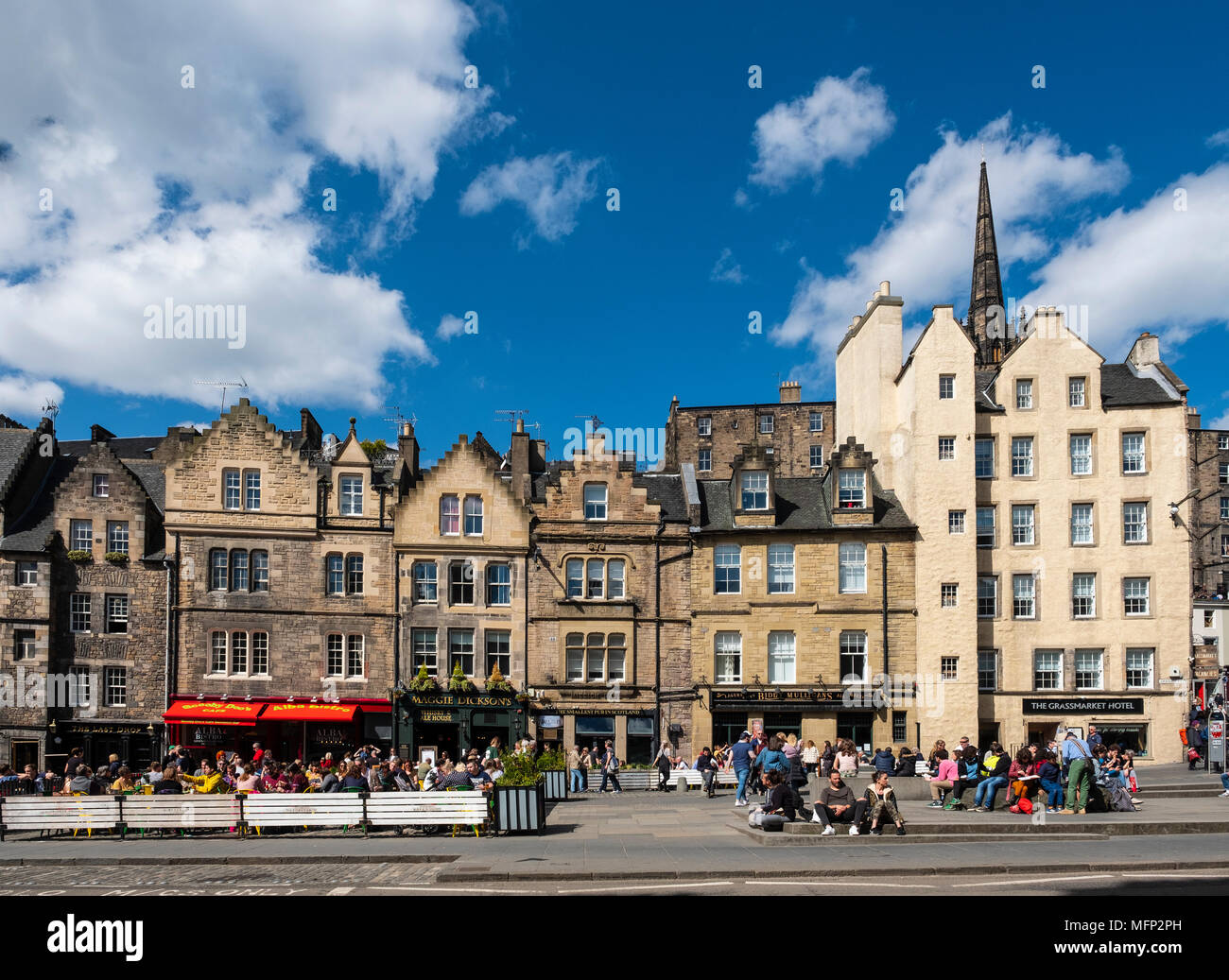 Avis de terrasses de bars à Grassmarket Édimbourg en vieille ville sur l'après-midi ensoleillé, Édimbourg, Écosse, Royaume-Uni Banque D'Images