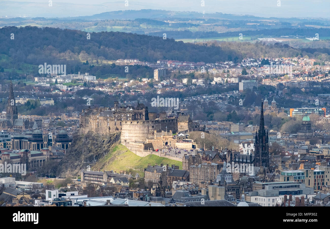 En regardant vers le château d'Édimbourg à la lumière du soleil de Arthur's Seat à Édimbourg, Écosse, Royaume-Uni Banque D'Images