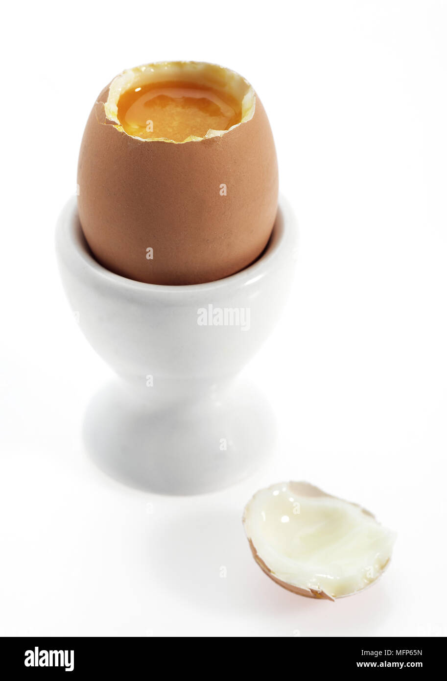 Les Œuf avec Egg Cup contre fond blanc Banque D'Images