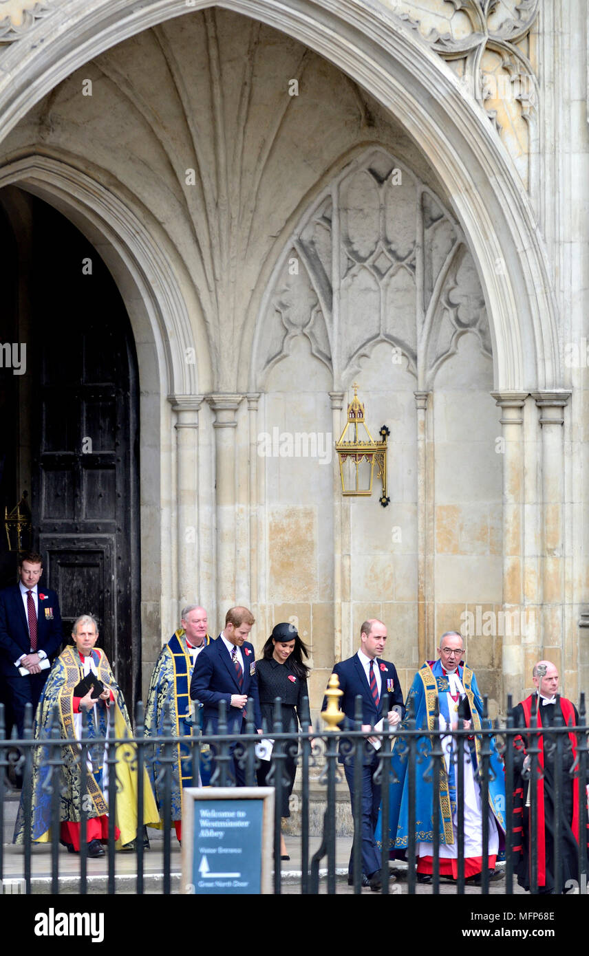 Service de l'Anzac Day 2018 Commémoration à l'abbaye de Westminster. Le prince William, le prince Harry et Meghan Markle partir après le service avec très Rev Joh Banque D'Images