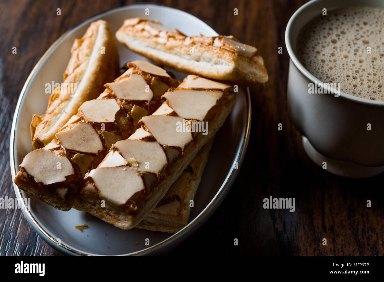 Vitrage Feuillete Des Biscuits Avec Du Cappuccino Italien Sfogliatine La Nourriture Traditionnelle Photo Stock Alamy Vitrage Feuillete Des Biscuits Avec Du Cappuccino Italien Sfogliatine La Nourriture Traditionnelle Photo Stock Alamy