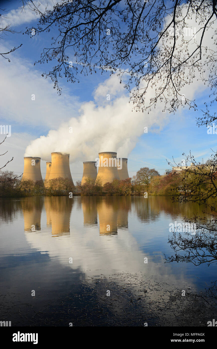 By drax power station reflète dans le lac de drax yorkshire royaume uni Banque D'Images