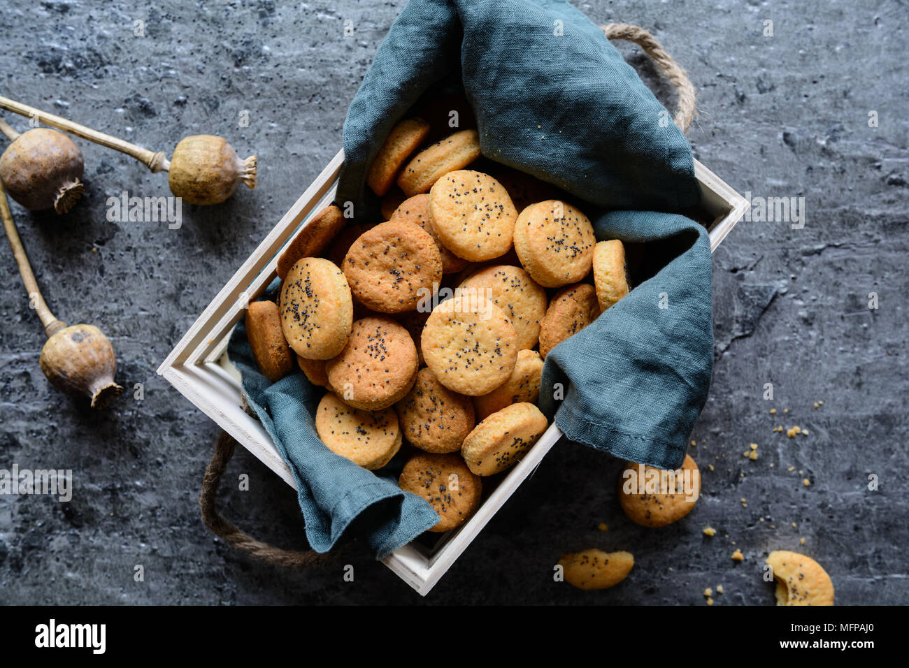 Fromage Cheddar crackers salés au four saupoudré de graines de pavot Banque D'Images