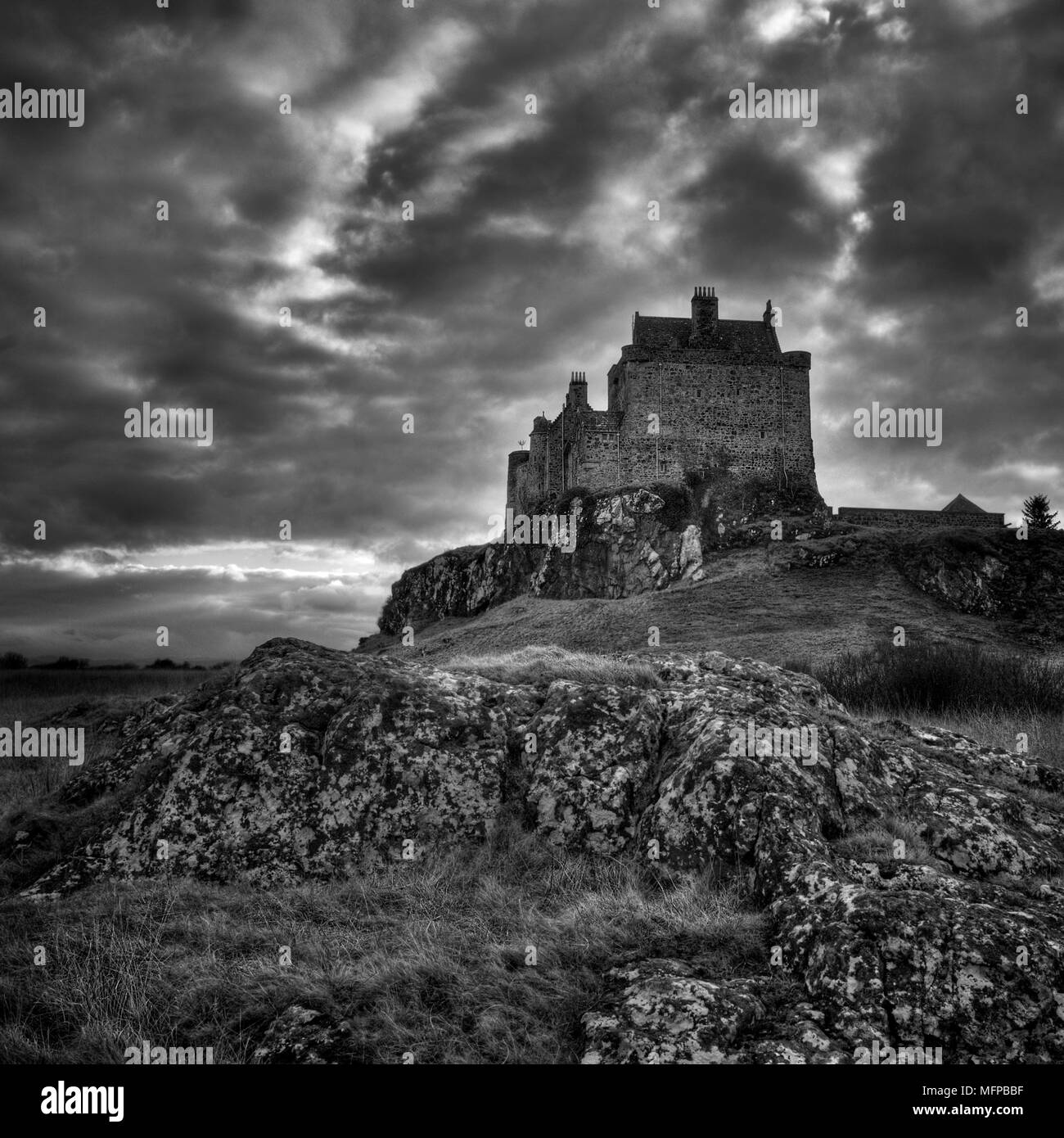 Noir et blanc spectaculaire vision de Duart Castle, la demeure ancestrale du clan Maclean, Ile de Mull, en Ecosse. Banque D'Images