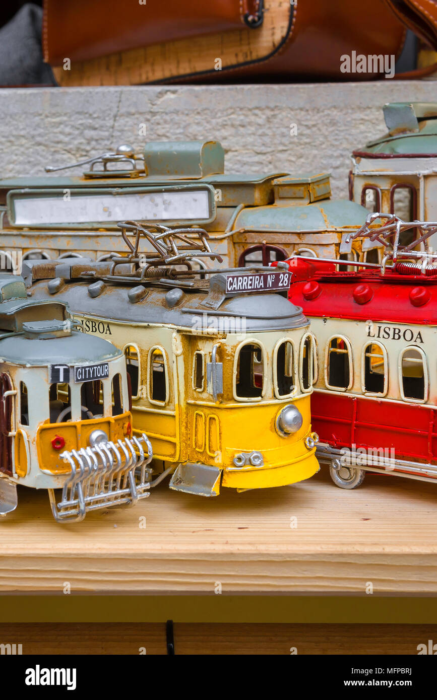 Tramway de Lisbonne Portugal, vue sur les trams de jouets souvenirs à  vendre à Lisbonne, Portugal Photo Stock - Alamy