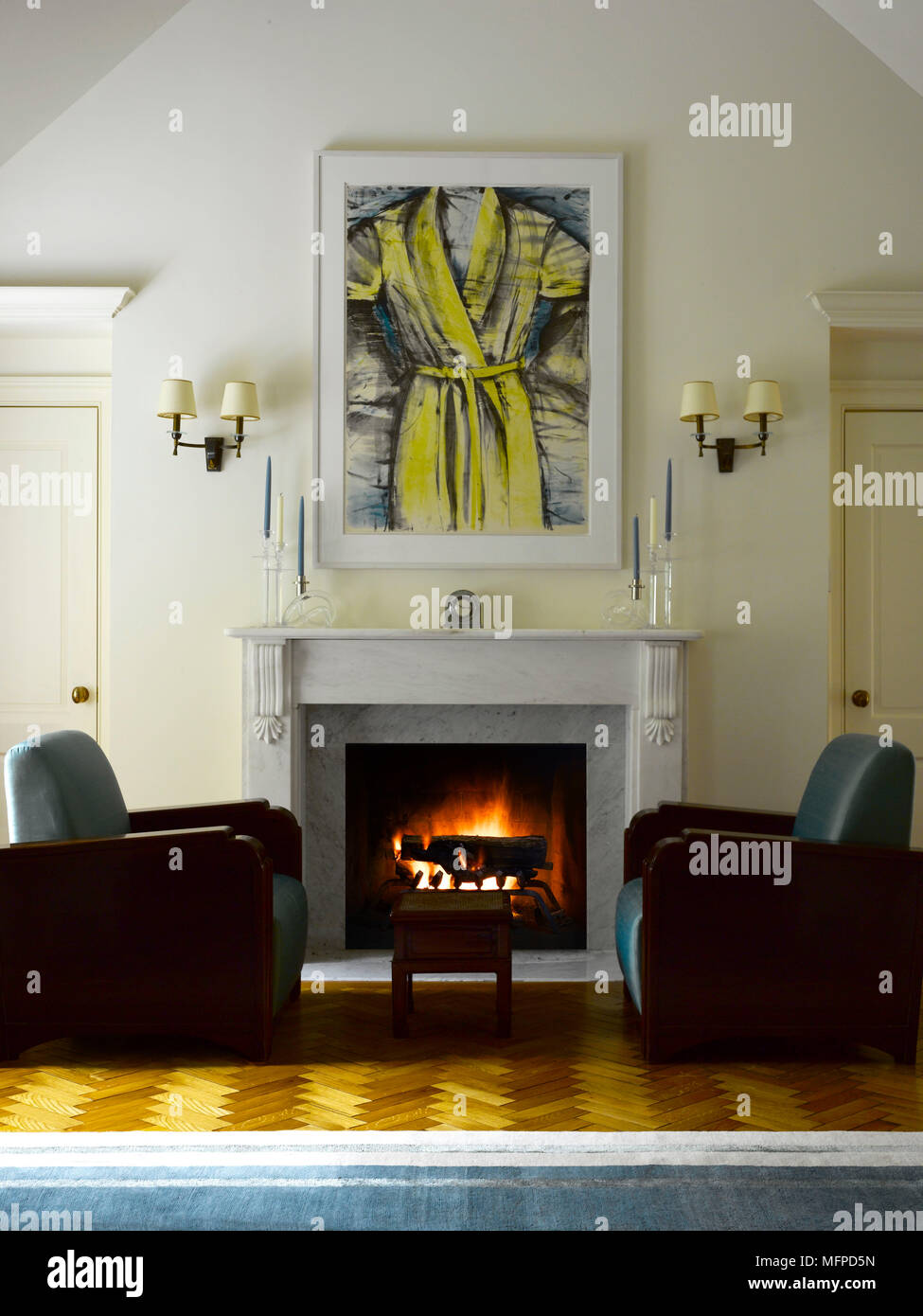 Deux fauteuils de style art déco de chaque côté de l'incendie allumé dans la cheminée de marbre, Bedford, New York, USA Banque D'Images