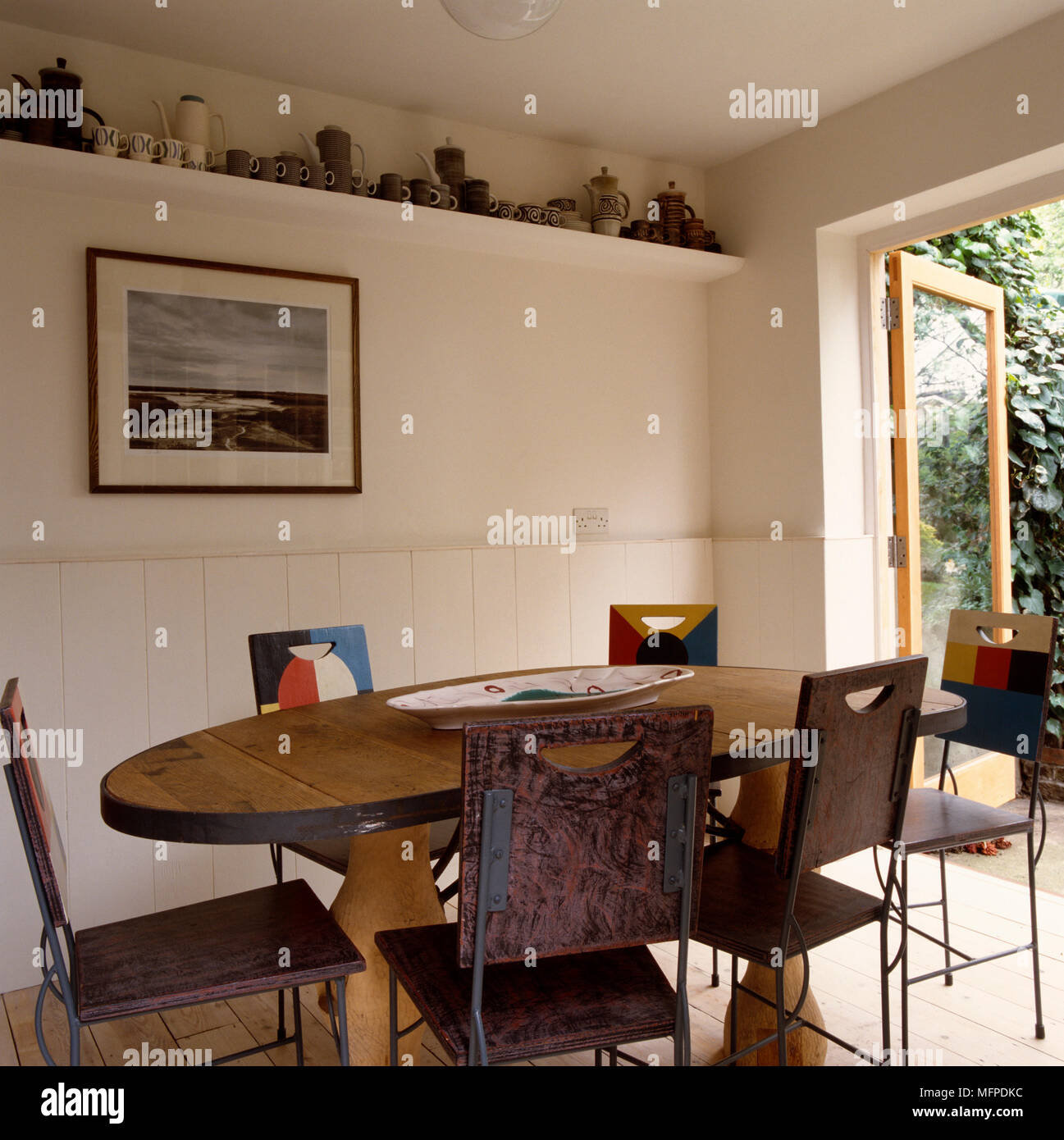 Salle à manger avec table et chaises en bois Banque D'Images