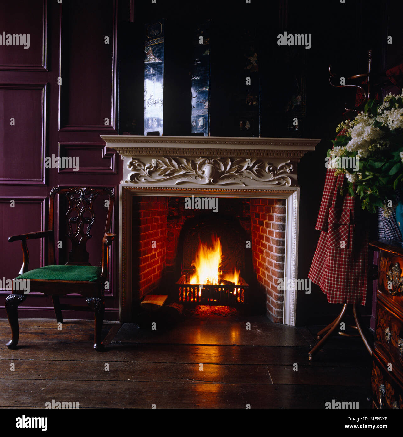 Cheminee De Style Avec Le Feu Allume Dans La Chambre Lambrissee Violet Photo Stock Alamy Cheminee De Style Avec Le Feu Allume Dans La Chambre Lambrissee Violet Photo Stock Alamy