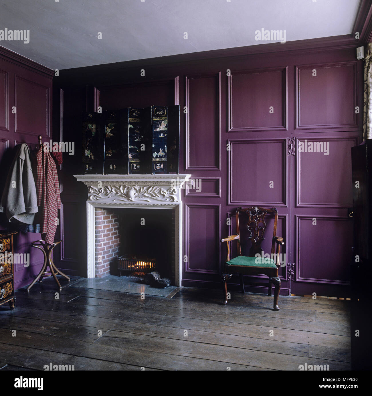 Cheminée en Pierre, chambre lambrissée en violet Banque D'Images
