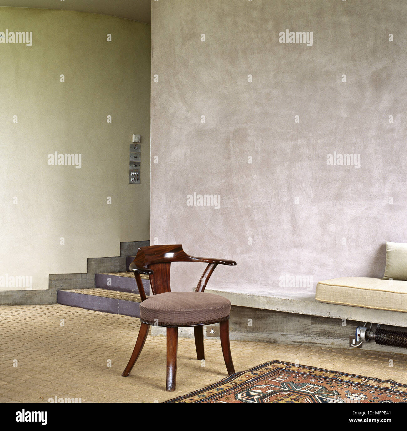 Chaise en bois au centre de la chambre contemporaine avec murs en plâtre lisse Banque D'Images