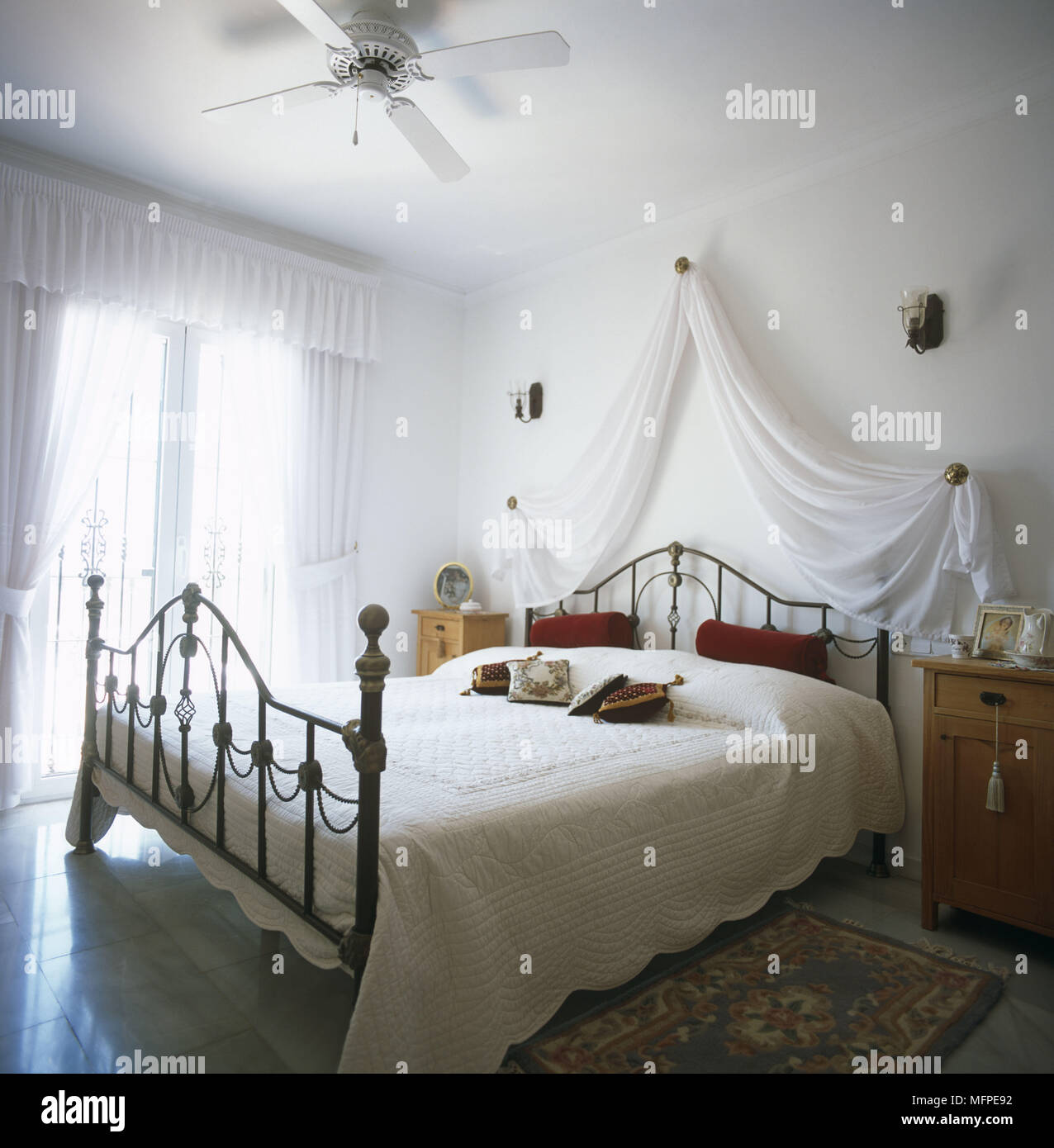 Une Chambre Avec Lit Traditionnel Blanc Lit Baldaquin En Fer Forge Lit Plafond Rideaux Windows En Francais Photo Stock Alamy