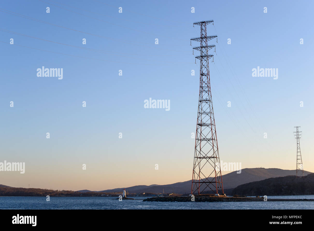 Puissance de transmission et pylône ligne en face de ciel. Copie gratuite de l'espace. Banque D'Images