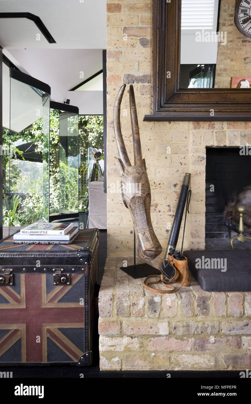 Cheminée en briques dans cette chambre moderne Banque D'Images
